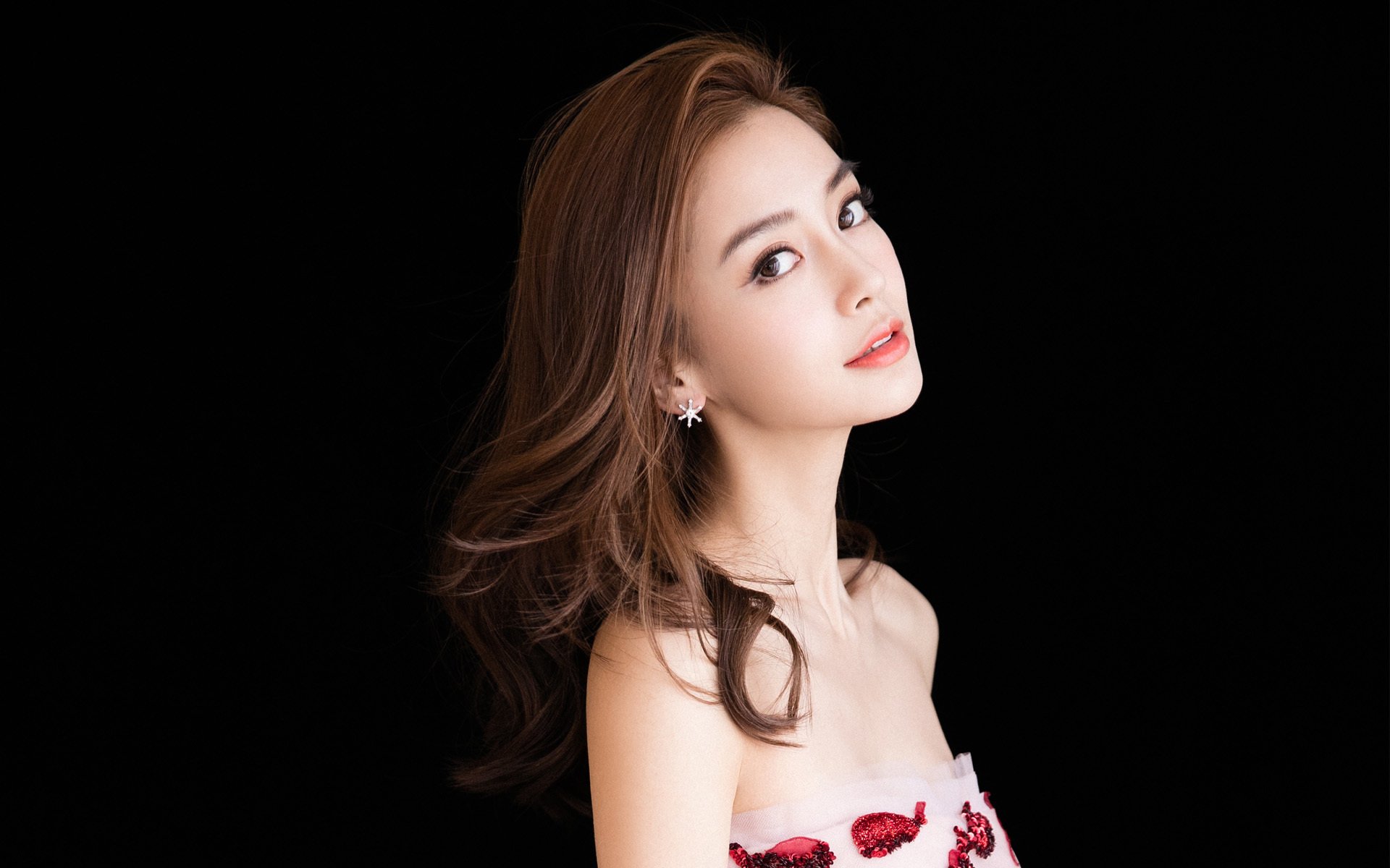 KAIYUNAPP-_沙滩跑步比赛吸引大量跑者参与_，沙滩跑步需要注意什么